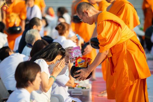 ภาพ No.193063:พิธีตักบาตรพระธรรมยาตรา ณ อนุสรณ์สถานคลองบางนางแท่น อ.สามพราน จ.นครปฐม ในโครงการธรรมยาตรา กตัญญูบูชา มหาปูชนียาจารย์ พระมงคลเทพมุนี(สด จนฺทสโร) พระผู้ปราบมาร อนุสรณ์สถาน 7 แห่ง ปีที่ 13 วันที่ 11 มกราคม พ.ศ.2568