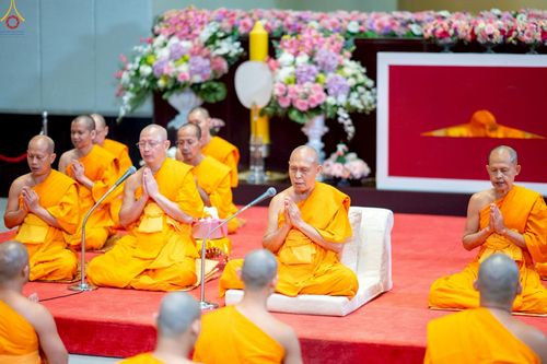 ภาพ No.227806:วันเสาร์ที่ 31 พฤษภาคม พ.ศ.2568 พิธีถวายผ้าไตรแด่สามเณรผู้เข้ารับการอุปสมบท , พิธีอุปสมบทสามเณรเตรียม DCI วัดพระธรรมกาย จ.ปทุมธานี
