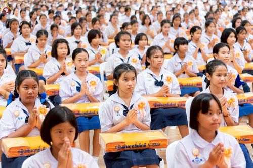 ภาพ No.246023:วันเสาร์ที่ 13 กันยายน พ.ศ. 2568 พิธีมอบผ้าไตรประธานกฐินสัมฤทธิ์เด็กดี V-Star ณ สภาธรรมกายสากล วัดพระธรรมกาย