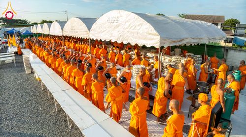 ภาพ No.195985:พิธีถวายภัตตาหารเป็นสังฆทาน แด่พระธรรมยาตรา ณ วัดโบสถ์(บน) ตำบลบางคูเวียง อำเภอบางกรวย จังหวัดนนทบุรี ในโครงการธรรมยาตรา กตัญญูบูชา มหาปูชนียาจารย์ พระมงคลเทพมุนี(สด จนฺทสโร) พระผู้ปราบมาร อนุสรณ์สถาน 7 แห่ง ปีที่ 13 วันที่ 16 มกราคม พ.ศ. 2568