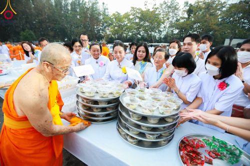 ภาพ No.111955:พิธีถวายภัตตาหารเป็นสังฆทาน แด่คณะพระธรรมยาตราฯ ในโครงการธรรมยาตรา กตัญญูบูชา มหาปูชนียาจารย์ พระมงคลเทพมุนี(สด จนฺทสโร) พระผู้ปราบมาร อนุสรณ์สถาน 7 แห่ง ปีที่ 12 วันที่ 14 มกราคม พ.ศ. 2567 ณ อนุสรณ์สถานมหาวิหารพระมงคลเทพมุนี  (โลตัสแลนด์) อ.สองพี่น้อง จ