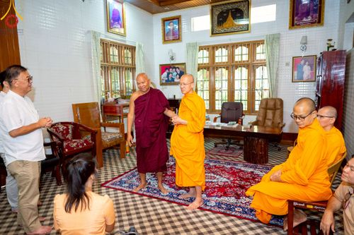 ภาพ No.220409:วันที่ 17 เมษายน พ.ศ. 2568 ผู้แทนวัดพระธรรมกาย ลงพื้นที่เยียวยา ซับน้ำตาเหยื่อแผ่นดินไหวมัณฑะเลย์