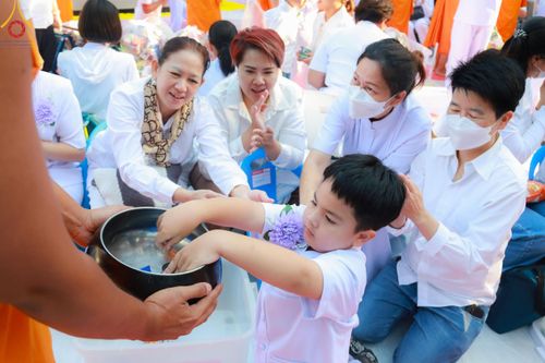 ภาพ No.107482:พิธีตักบาตรพระธรรมยาตราฯ ในโครงการธรรมยาตรากตัญญูบูชา มหาปูชนียาจารย์ พระมงคลเทพมุนี(สด จนฺทสโร) พระผู้ปราบมาร ปีที่ 12 ณ อนุสรณ์สถานมหาวิหารพระมงคลเทพมุนี อ.สองพี่น้อง จ.สุพรรณบุรี วันที่ 7 มกราคม พ.ศ. 2567