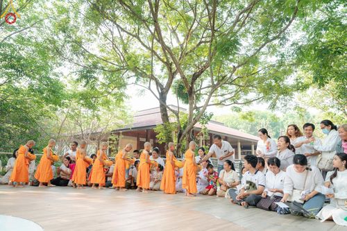 ภาพ No.135156: พิธีบรรพชาสามเณร  พิธีตักบาตรฉลองสามเณรใหม่ วันที่ 1 เมษายน พ.ศ.2567 ในโครงการบรรพชาสามเณรฟื้นฟูพระพุทธศาสนาทั่วไทย ณ ศูนย์ปฏิบัติธรรมแก้วเมืองเลย