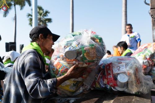 ภาพ No.185680:V.47 เบื้องหลังของเบื้องหน้า งานตักบาตรพระ 10,000 รูป ณ จ.กาญจนบุรี วันที่ 20-21 ธันวาคม พ.ศ. 2567