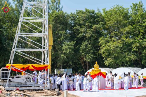 ภาพ No.285854:วันพุธที่ 10 ธันวาคม พ.ศ.2568  พิธีตอกเสาเข็มมงคลต้นสุดท้าย รองรับองค์พระเจดีย์เพื่อสร้างสันติภาพโลก ณ ศูนย์ปฏิบัติธรรมและศูนย์อบรมเยาวชน ชัยนาท