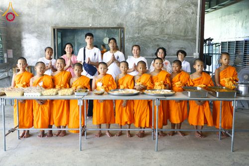 ภาพ No.320937:วันเสาร์ที่ 11 เมษายน พ.ศ.2569 พิธีตักบาตรฉลองสามเณรใหม่ ณ ศูนย์อบรมเยาวชนนครปฐม