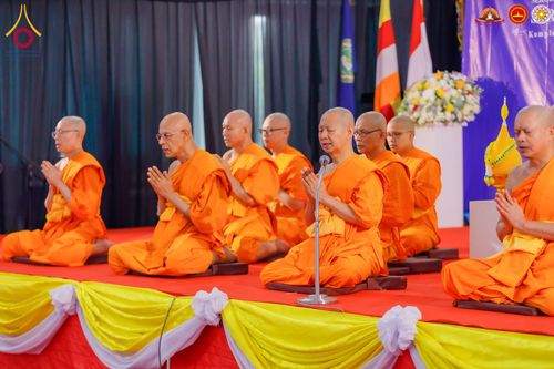 ภาพ No.284428:วันพุธที่ 17  ธันวาคม พ.ศ.2568  พิธีปลงผมนาคธรรมทายาท  โครงการบรรพชาสามเณรและบวชอุบาสิกาแก้ว  ณ วิทยาลัยศรีวิจายา (Sekolah Tinggi Agama Buddha Negeri Sriwijaya) เมืองตังเกอรัง จังหวัดบันเตน ประเทศอินโดนีเซีย