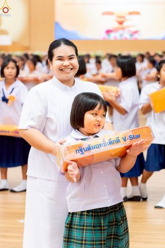 ภาพ No.246105:วันเสาร์ที่ 13 กันยายน พ.ศ. 2568 พิธีมอบผ้าไตรประธานกฐินสัมฤทธิ์เด็กดี V-Star ณ สภาธรรมกายสากล วัดพระธรรมกาย