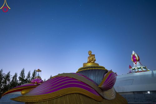 ภาพ No.109762:พิธีจุดประทีปถวายเป็นพุทธบูชา และบูชาธรรมมหาปูชนียาจารย์ วันที่ 10 มกราคม พ.ศ. 2567 ณ อนุสรณ์สถานคลองบางนางแท่น อ.สามพราน จ.นครปฐม