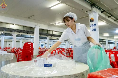 ภาพ No.59007:V.40 ภัตตาหารพระหมื่นวัด เราจัดให้ การปฏิบัติงานของเจ้าหน้าที่และอาสาสมัคร เพื่อรับบุญในการถวายภัตตาหาร แด่คณะสงฆ์ 10,000 กว่าวัดทั่วประเทศ ที่มาร่วมงานวันคุ้มครองโลก จันทร์ที่ 22 เมษายน พ.ศ. 2567 ณ วัดพระธรรมกาย