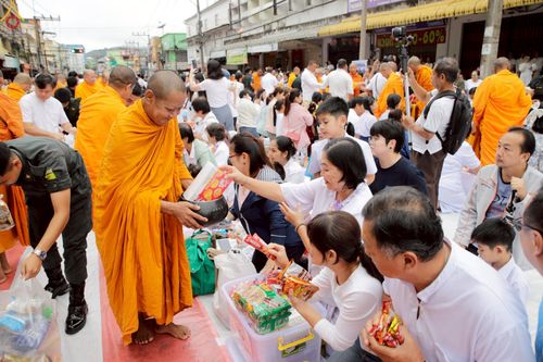 ภาพ No.245437:วันอาทิตย์ที่ 14 กันยายน พ.ศ. 2568 ตักบาตรพระ 555 รูป มหากุศล  น้อมถวายเป็นพุทธบูชา ณ หอนาฬิกาเบตง อ.เบตง จ.ยะลา