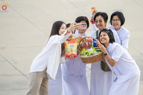 ภาพ No.187923:พิธีตักบาตรฉลองพระใหม่ ต้อนรับพุทธศักราช 2568 ณ ลานธรรมพระมหาธรรมกายเจดีย์ วัดพระธรรมกาย จ.ปทุมธานี วันที่ 1 มกราคม พ.ศ. 2568