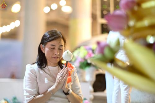 ภาพ No.224150:วันวิสาขบูชา วันอาทิตย์ที่ 11 พฤษภาคม พ.ศ. 2568 พิธีจุดวิสาขประทีป ,  พิธีเวียนประทักษิณรอบพระมหาธรรมกายเจดีย์ , พิธีฉลองชัยสวดมนต์บทธัมมจักกัปปวัตตนสูตร ครบ 7,357,000,000 จบ ณ มหารัตนวิหารคด วัดพระธรรมกาย