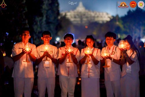 ภาพ No.224666:วันจันทร์ที่ 12 พฤษภาคม พ.ศ. 2568  ชาวพุทธในอินโดนีเซีย ร่วมฉลองวิสาขบูชาจุดประทีปกว่า 200,000 ดวง ณ พระมหาเจดีย์บรมพุทโธ  เจริญพุทธมนต์ถวาย “พระวชิรเกล้าเจ้าอยู่หัว”