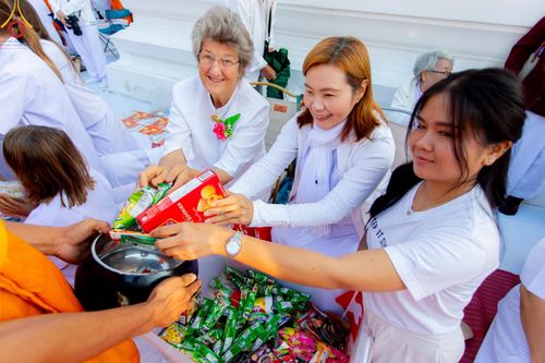 ภาพ No.197826:พิธีตักบาตรพระธรรมยาตรา ณ อนุสรณ์สถานลำดับที่ 4 สถานที่เกิดด้วยกายธรรม วัดโบสถ์(บน) ต.บางคูเวียง จ.นนทบุรี ในโครงการธรรมยาตรา กตัญญูบูชา มหาปูชนียาจารย์ พระมงคลเทพมุนี(สด จนฺทสโร) พระผู้ปราบมาร อนุสรณ์สถาน 7 แห่ง ปีที่ 13 วันที่ 19 มกราคม พ.ศ. 2568