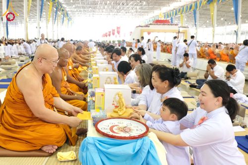 ภาพ No.60132:พิธีเจริญพระพุทธมนต์ "ฉลองอายุวัฒนมงคล 80 ปี หลวงพ่อธัมมชโย" พิธีถวายไทยธรรม คณะสงฆ์ 10,000 กว่าวัดทั่วประเทศ ในวันคุ้มครองโลก วันจันทร์ที่ 22 เมษายน พ.ศ. 2567 ณ สภาธรรมกายสากล วัดพระธรรมกาย จ.ปทุมธานี