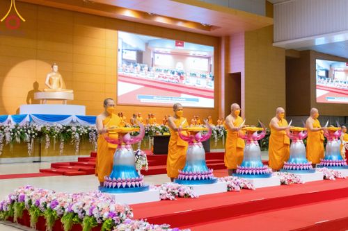 ภาพ No.86403:วันธรรมชัย ปีที่ 55 พิธีทอดผ้าป่ากฐินสมทบครั้งที่1, พิธีเจริญพุทธมนต์ ลูกนิมิตมหาสมบัติฯ พิธีจุดประทีป,พิธีฉลองชัยสวดมนต์บทธัมมจักกัปปวัตนสูตร วันอาทิตย์ที่ 27 สิงหาคม พ.ศ.2566 ณ สภาธรรมกายสากล / มหารัตนวิหารคด วัดพระธรรมกาย