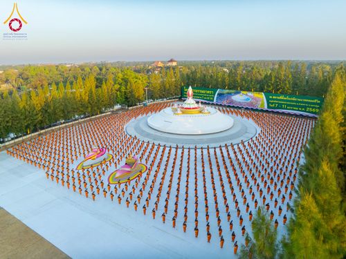 ภาพ No.290659:วันที่ 8 มกราคม พ.ศ. 2569 พระธรรมยาตราปฏิบัติธรรม และถ่ายภาพหมู่ประวัติศาสตร์ ในโครงการธรรมยาตรา กตัญญูบูชามหาปูชนียาจารย์ พระมงคลเทพมุนี(สด จนฺทสโร) พระผู้ปราบมาร อนุสรณ์สถาน 7 แห่ง ปีที่ 14 ณ อนุสรณ์สถานคลองบางนางแท่น อ.สามพราน จ.นครปฐม