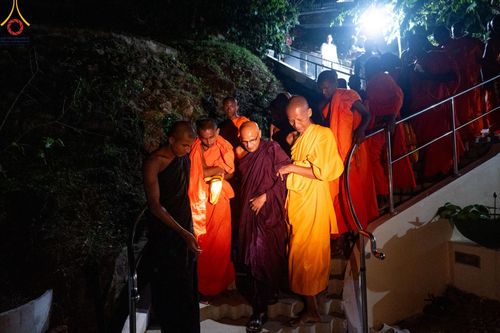 ภาพ No.141282:PhotoStory มหาศรัทธา ธรรมยาตราศรีลังกา EP.6 พิธีจุดวิสาขประทีป 6 วัด ถวายเป็น พุทธบูชา  โครงการสยาม-ลังกา ธรรมยาตรา  ฉลองเทศกาลวิสาขบูชาแห่งชาติ ศรีลังกา  บูชาธรรม 80 ปี หลวงพ่อธัมมชโย วันที่ 16 พฤษภาคม พ.ศ. 2567