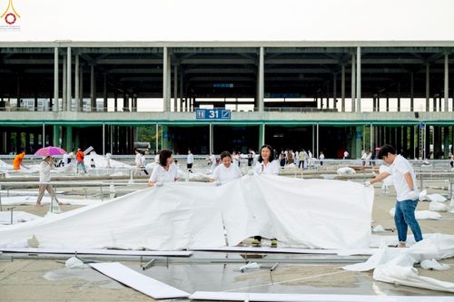 ภาพ No.225290:วันที่ 20 - 27 เมษายน พ.ศ. 2568 "ภาพแห่งความปลื้มที่ไม่มีวันจบ" คณะสงฆ์สามเณร เจ้าหน้าที่ และสาธุชน ร่วมแรงร่วมใจกันเตรียมงานและเก็บงาน เพื่อวันคุ้มครองโลก พิธีถวายมหาสังฆทานคณะสงฆ์ 40,000 กว่าวัดทั่วประเทศ