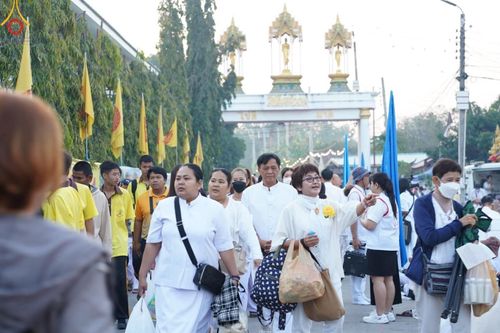 ภาพ No.197873:พิธีตักบาตรพระธรรมยาตรา ณ อนุสรณ์สถานลำดับที่ 4 สถานที่เกิดด้วยกายธรรม วัดโบสถ์(บน) ต.บางคูเวียง จ.นนทบุรี ในโครงการธรรมยาตรา กตัญญูบูชา มหาปูชนียาจารย์ พระมงคลเทพมุนี(สด จนฺทสโร) พระผู้ปราบมาร อนุสรณ์สถาน 7 แห่ง ปีที่ 13 วันที่ 19 มกราคม พ.ศ. 2568