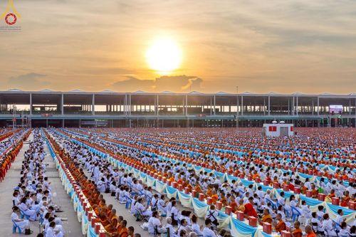 ภาพ No.221795:วันอังคารที่ 22 เมษายน พ.ศ. 2568 ภาพพิธีถวายมหาสังฆทานคณะสงฆ์ 40,000 กว่าวัดทั่วประเทศ เนื่องในวันคุ้มครองโลก ชุดที่ 2 (ปลื้มให้สมการรอคอย) ณ ลานธรรมพระมหาธรรมกายเจดีย์ วัดพระธรรมกาย