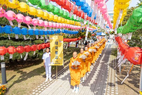 ภาพ No.81084:Lotus Lantern Festival 2023  เทศกาลโคมดอกบัว เนื่องในวันวิสาขบูชา   ของชาวพุทธทุกชาติ ทุกนิกาย ในสาธารณรัฐเกาหลีใต้ วันที่ 20-21 พฤษภาคม พ.ศ. 2566