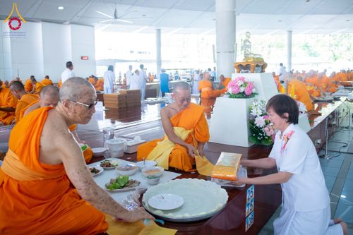 ภาพ No.310135:วันที่ 7 กุมภาพันธ์ พ.ศ. 2569 พิธีถวายภัตตาหารเมนูสวรรค์ เพื่อการบรรลุธรรม ณ หอฉันคุณยายอาจารย์ฯ วัดพระธรรมกาย