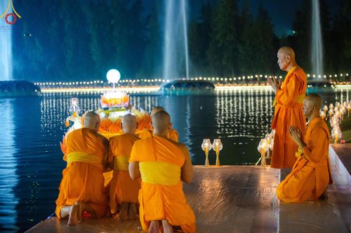 ภาพ No.170312:พิธีลอยกระทงธรรม ณ สระเศรษฐีทะเลบุญ มหาวิหารพระมงคลเทพมุนีฯ วัดพระธรรมกาย วันศุกร์ที่ 15 พฤศจิกายน พ.ศ.2567 (วันเพ็ญ 15 ค่ำ เดือน 12)