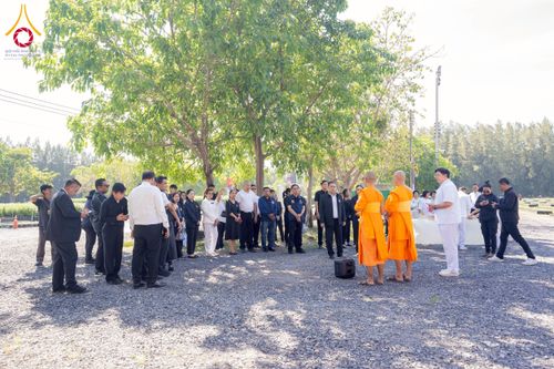 ภาพ No.271935:วันที่ 22 พฤศจิกายน พ.ศ. 2568 ผู้ว่าฯ ปทุมธานี ลงพื้นที่เยี่ยม “อำเภอคลองหลวง” พร้อมชมการเตรียมความพร้อมเทศกาลสวนดอกไม้ปทุมธานี “ทุ่งสวรรค์ ตะวันฉาย” ณ วัดพระธรรมกาย