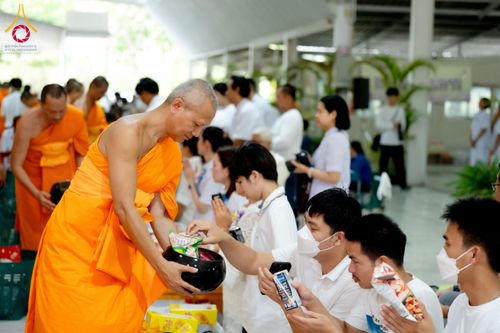 ภาพ No.61272:พิธีตักบาตรฉลองพระใหม่ รุ่นบูชาธรรมโครงการ 1-2 โครงการบรรพชาอุปสมบทหมู่ธรรมทายาท บูชาธรรมหลวงพ่อธัมมชโย 80 ปี ณ โถงช้างสำนักงานใหญ่ วัดพระธรรมกาย วันที่ 20 เมษายน พ.ศ. 2567