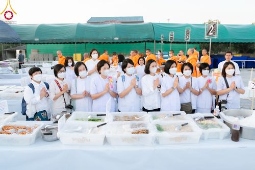 ภาพ No.108103:พิธีถวายภัตตาหารเป็นสังฆทาน แด่คณะพระธรรมยาตราฯ ในโครงการธรรมยาตรากตัญญูบูชา มหาปูชนียาจารย์ พระมงคลเทพมุนี(สด จนฺทสโร) พระผู้ปราบมาร อนุสรณ์สถาน 7 แห่ง ปีที่ 12 วันที่ 8 มกราคม พ.ศ. 2567 ณ อนุสรณ์สถานมหาวิหารพระมงคลเทพมุนี (โลตัสแลนด์) อ.สองพี่น้อง จ.สุ