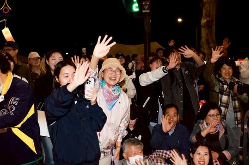 ภาพ No.229572:วันเสาร์ที่ 26 เมษายน พ.ศ. 2568 คณะพระภิกษุสามเณรในโครงการบรรพชาหมู่ 81 รูป  วัดภาวนาโซล ประเทศเกาหลีใต้ ได้ร่วมกับคณะสาธุชนคนไทยในเกาหลีใต้  ร่วมกันเดินขบวนอัญเชิญโคมดอกบัว  เพื่อบูชาแด่องค์สมเด็จพระสัมมาสัมพุทธเจ้า  ในงานเทศกาลวิสาขบูชานานาชาติ ประจำปี