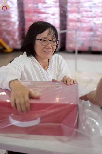 ภาพ No.214348:วันที่ 29 มีนาคม พ.ศ.2568 กิจกรรมใส่ถุงซิปกล่องไทยธรรม เพื่อรักษาความประณีตของกล่องไทยธรรม ในทุกสภาพอากาศ ณ บ้านแก้วเรือนทองคุณยาย วัดพระธรรมกาย