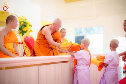 ภาพ No.216889:วันเสาร์ที่ 5 เมษายน พ.ศ. 2568 พิธีตัดปอยผม พิธีขอขมาผู้ปกครอง พิธีมอบบาตรและผ้าไตร พิธีบรรพชา ณ ศูนย์ปฏิบัติธรรมและศูนย์อบรมเยาวชนพระนครศรีอยุธยา ต.พุทเลา อ.บางปะหัน จ.พระนครศรีอยุธยา