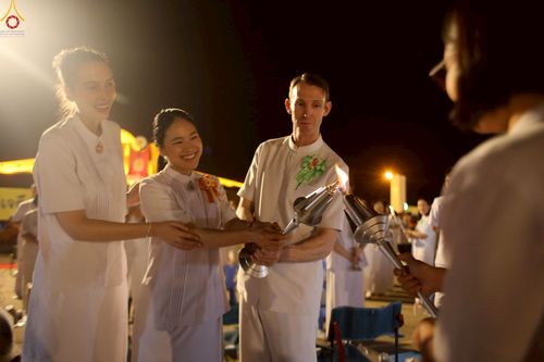 ภาพ No.253648:วันที่ 10 ตุลาคม พ.ศ. 2568 พิธีจุดประทีปบูชาพระผู้ปราบมาร, พิธีจุดประทีปบนพระมหาธรรมกายเจดีย์  20,000 ดวง เนื่องในวันคล้ายวันเกิดครบรอบ 141 ปี พระมงคลเทพมุนี (สด จนฺทสโร)