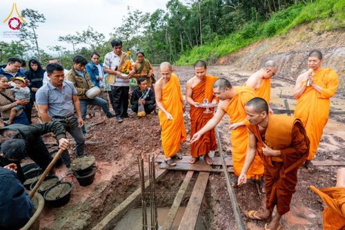 ภาพ No.174464:พิธีตักบาตรพระ,พิธีทอดผ้าป่า พิธีกลั่นแผ่นดินโปรยรัตนชาติ  สร้างพระอุโบสถและเจดีย์ วัดป่าสัมมาทิฏฐิและวัดสิริขันโท แขวงอัตตะปือ สปป. ลาว วันที่ 29 ตุลาคม พ.ศ. 2567