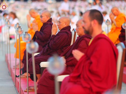 ภาพ No.124770:พิธีเวียนประทักษิณและจุดมาฆประทีป ในวันมาฆบูชา เสาร์ที่ 24 กุมภาพันธ์ พ.ศ. 2567 ณ พระมหาธรรมกายเจดีย์ วัดพระธรรมกาย