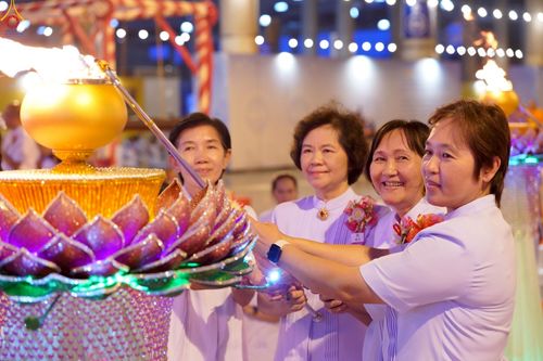 ภาพ No.223976:วันวิสาขบูชา วันอาทิตย์ที่ 11 พฤษภาคม พ.ศ. 2568 พิธีจุดวิสาขประทีป ,  พิธีเวียนประทักษิณรอบพระมหาธรรมกายเจดีย์ , พิธีฉลองชัยสวดมนต์บทธัมมจักกัปปวัตตนสูตร ครบ 7,357,000,000 จบ ณ มหารัตนวิหารคด วัดพระธรรมกาย