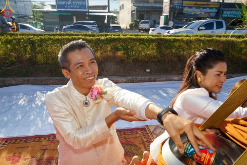 ภาพ No.106819:พิธีตักบาตรพระ ๒๐๐ รูป  "สร้างบุญใหญ่ ส่งท้ายปีเก่า ต้อนรับปีใหม่ ๒๕๖๗" วันอาทิตย์ที่ ๓๑ ธันวาคม ๒๕๖๖ ณ ถนนหน้าที่ว่าการอำเภอภูเรือ อำเภอภูเรือ จังหวัดเลย