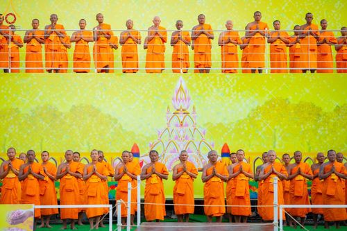 ภาพ No.201315:พระธรรมยาตราปฏิบัติธรรม และถ่ายภาพหมู่ประวัติศาสตร์ ณ อาคารธรรมยาตรา กตัญญูบูชามหาปูชนียาจารย์  ตรงข้ามวัดปากน้ำภาษีเจริญ จ.กรุงเทพมหานคร ในโครงการธรรมยาตรา กตัญญูบูชา มหาปูชนียาจารย์ พระมงคลเทพมุนี(สด จนฺทสโร) พระผู้ปราบมาร อนุสรณ์สถาน 7 แห่ง ปีที่ 13