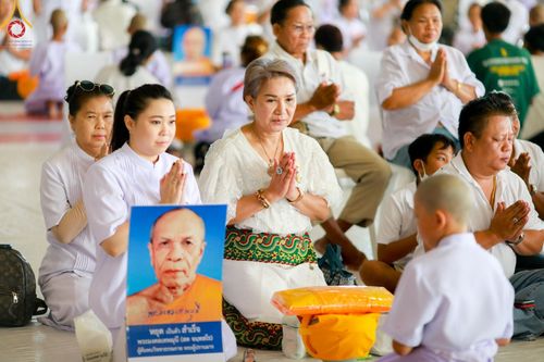 ภาพ No.133921:พิธีขอขมามอบผ้าไตร โครงการบรรพชาสามเณร ศูนย์อบรมวัดพระธรรมกาย ณ วัดพระธรรมกาย วันเสาร์ที่ 6 เมษายน พ.ศ. 2567