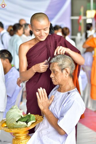 ภาพ No.230792:วันที่ 28 มิถุนายน พ.ศ. 2568 พิธีตัดปอยผมและปลงผม โครงการบวชพระนานาชาติ AEC & WAB รุ่นที่ 9 ณ วิหารคด 2 วัดพระธรรมกาย