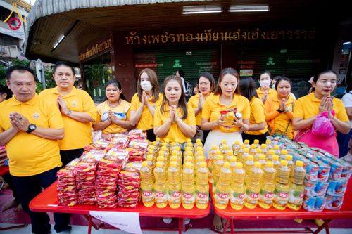 ภาพ No.180303:พิธีทำบุญตักบาตร ข้าวสารอาหารแห้ง แด่คณะสงฆ์ 99 รูป เนื่องในวันพ่อแห่งชาติ ปีที่ 50 ณ ศูนย์การค้าตลาดรังสิต ซ.รังสิต-ปทุมธานี 5 วันที่ 5 ธันวาคม พ.ศ. 2567