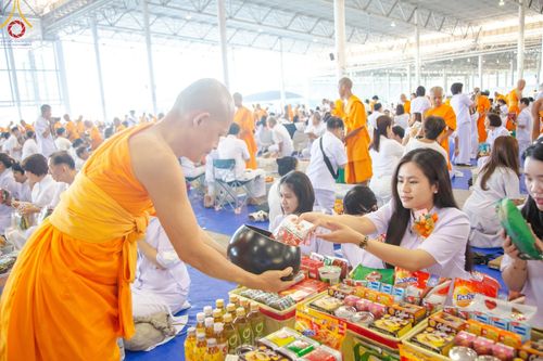 ภาพ No.177590:พิธีตักบาตรและพิธีบูชาข้าวพระ ในวันอาทิตย์ต้นเดือนที่ 1 ธันวาคม พ.ศ. 2567 ณ สภาธรรมกายสากล วัดพระธรรมกาย