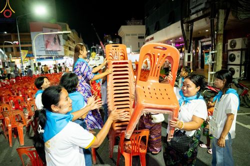 ภาพ No.151645:V.55 ทีมใหญ่ที่หาดใหญ่ เจ้าหน้าที่ทุกสถานะ หลายสัญชาติ ร่วมกันจัดงานตักบาตรที่หาดใหญ่ วันที่ 10-11 สิงหาคม พ.ศ. 2567