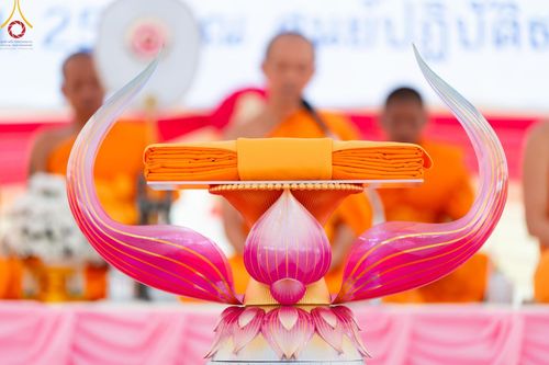 ภาพ No.146576:พิธีทอดผ้าป่าสร้างหลังคาอาคาร 80 ปี หลวงพ่อธัมมชโย ณ ศูนย์ปฎิบัติธรรมวิหารแดง จังหวัดสระบุรี วันอาทิตย์ที่ 28 กรกฎาคม พ.ศ. 2567