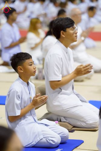 ภาพ No.232033:วันอาทิตย์ที่ 6 กรกฏาคม พ.ศ. 2568 พิธีตักบาตร ข้าวสารอาหารแห้ง  พิธีบูชาข้าวพระ สัมมนาพิเศษราชเหล็ก ณ สภาธรรมกายสากล วัดพระธรรมกาย