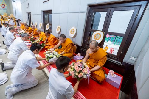 ภาพ No.230951:วันอังคารที่ 1 กรกฎาคม พ.ศ. 2568 ผู้ว่าราชการจังหวัดปทุมธานี เป็นประธานพิธีต้อนรับ สัญญาบัตร พัดยศ พระครูสัญญาบัตรสายต่างประเทศ วัดพระธรรมกาย ประจำปี พ.ศ. 2568 จำนวน 19 รูป